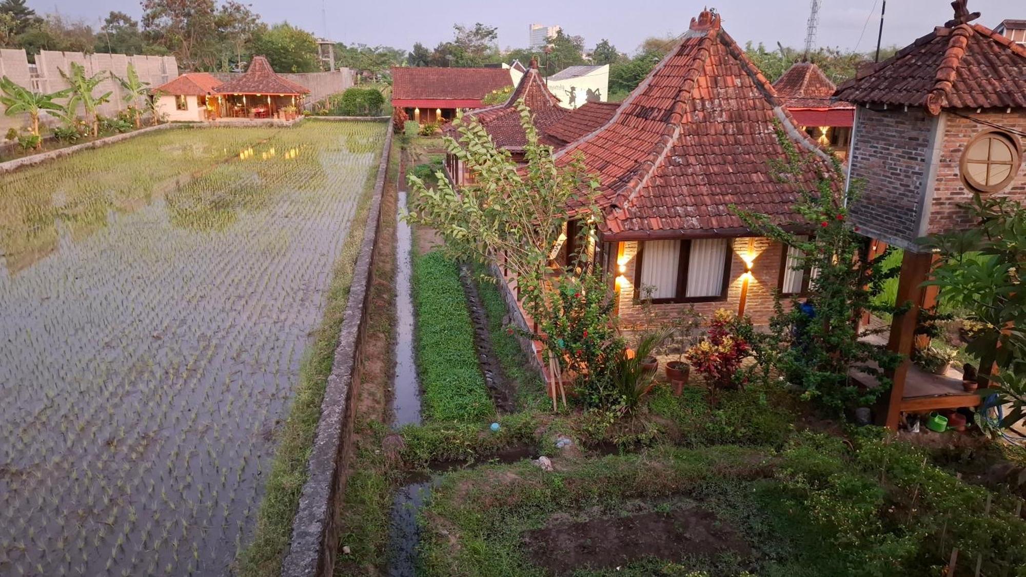 Alamanda Family Villas, Pool & Local Tours Джокякарта Екстериор снимка